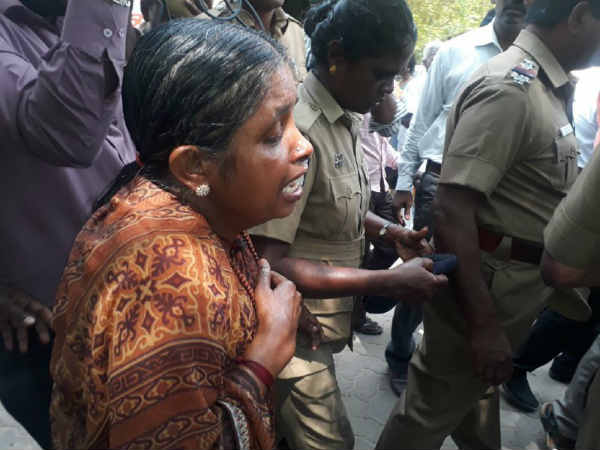 Mother tried to self immolates her at Thirunelveli collector office Mother tried to self immolates her at Thirunelveli collector office