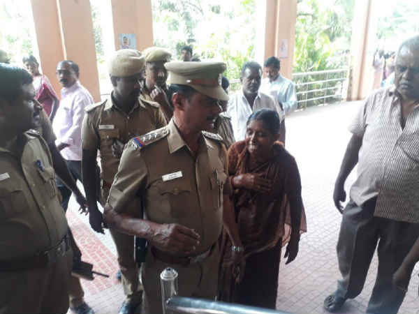 Mother tried to self immolates her at Thirunelveli collector office Mother tried to self immolates her at Thirunelveli collector office