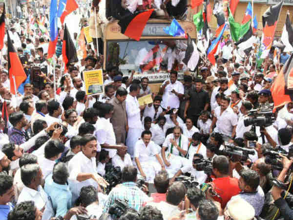 திமுக தலைமையில் போராட்டங்கள் திமுக தலைமையில் போராட்டங்கள்