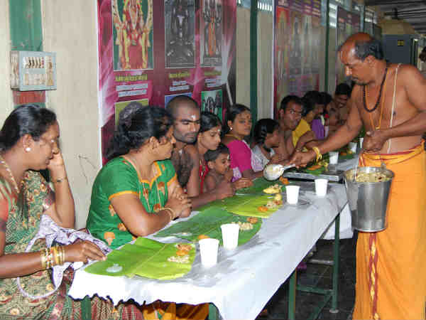 பக்தர்களுக்கு அன்னதானம் 