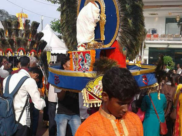 காவடி எடுத்த பக்தர்கள் 