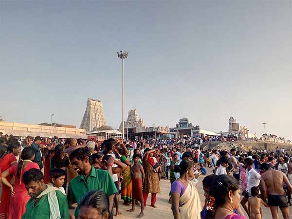Thousands of devotees gathered in thiruchendur temple for new year Thousands of devotees gathered in thiruchendur temple for new year