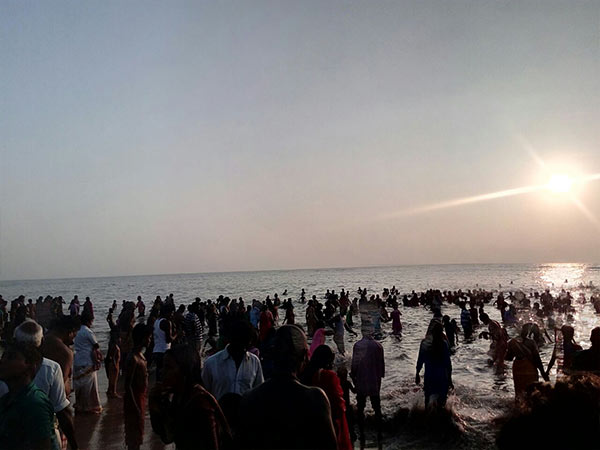 Thousands of devotees gathered in thiruchendur temple for new year Thousands of devotees gathered in thiruchendur temple for new year