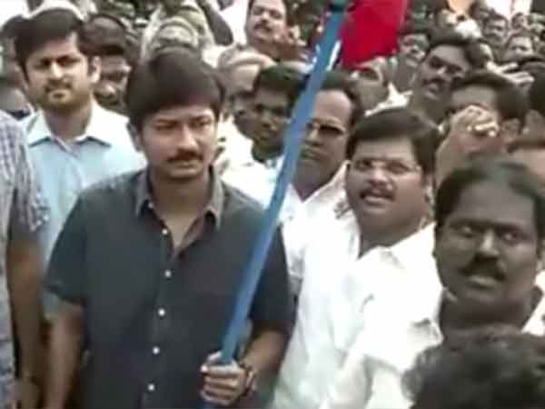 போராட்டக்களத்தில் உதயநிதி 