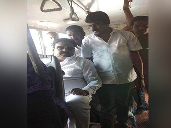 டிக்கெட் வாங்கிய விஜயகாந்த் 