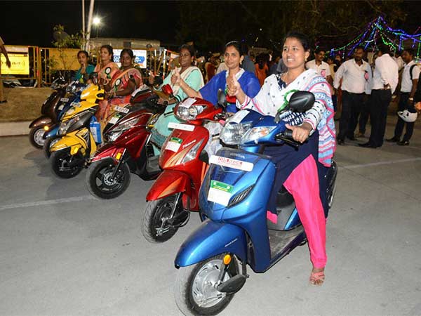பெண்கள் அதிருப்தி 