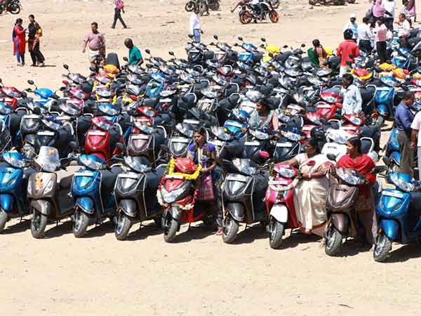 விழா அரங்கில் சலசலப்பு 