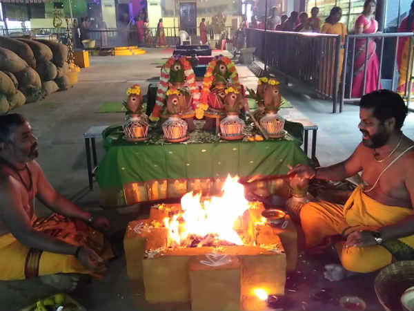 ஸ்ரீ தன்வந்திரி பீடத்தில் யாகம் 