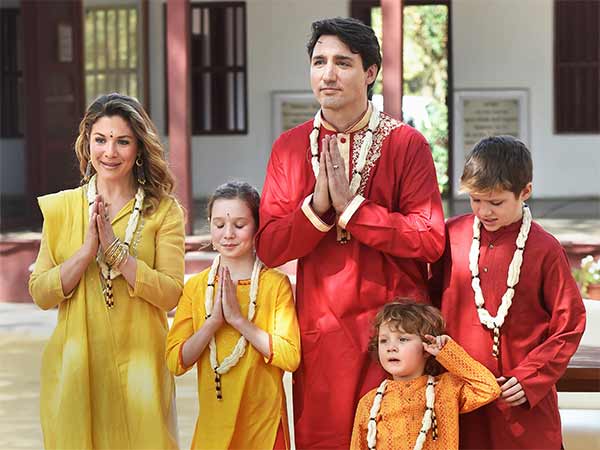 கட்டிப்பிடி வரவேற்பு 