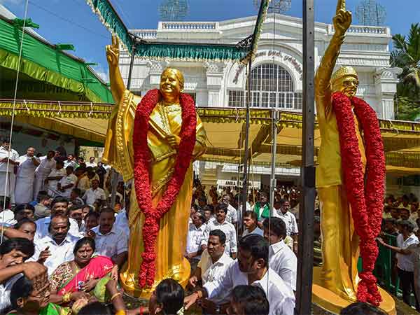 தினகரன் சிலையை பார்க்கட்டும் 