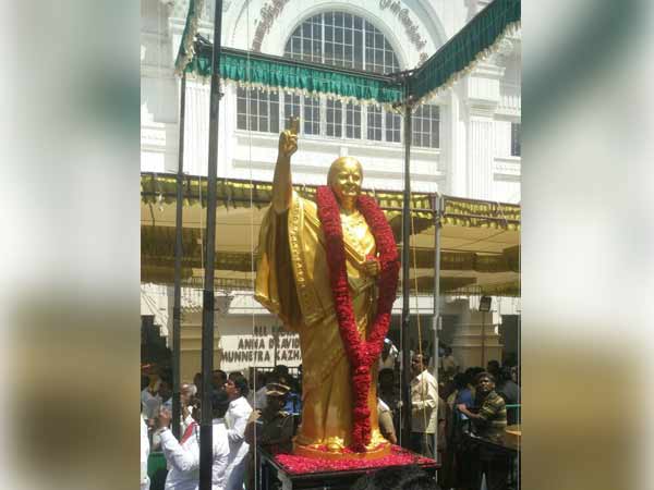 ஜெ. வெண்கல சிலை 