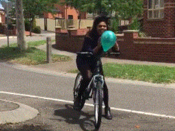 பறக்கும் முத்தத்துடன் வாழ்த்து 