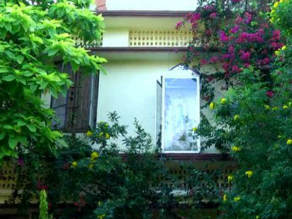 சடலம் அருகே முதியவர் 