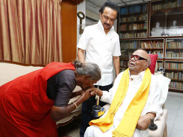  நெகிழ்ச்சியுடன் முத்தம்