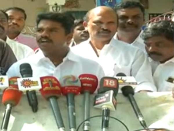 மக்கள் சேவை செய்ய ஆசை 