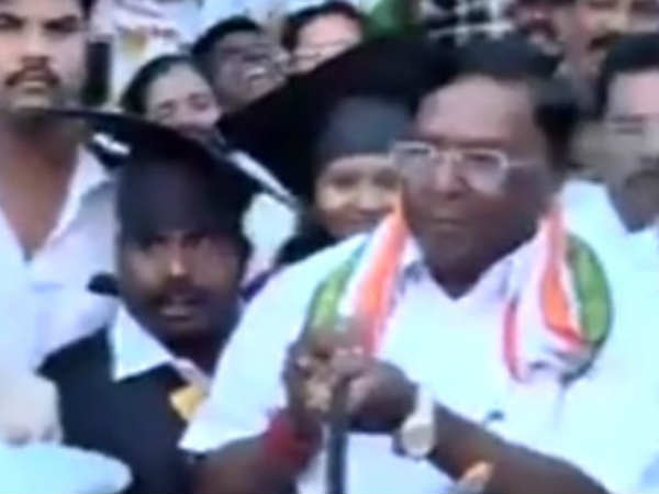 வேடிக்கை பார்த்த கூட்டம் 