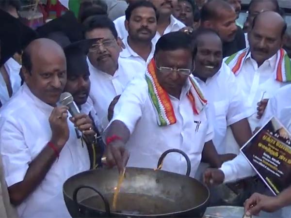 அல்வா கொடுத்த முதல்வர் அல்வா கொடுத்த முதல்வர்