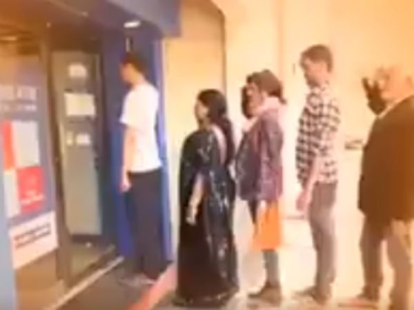 ஏடிஎம் வாசலில் 