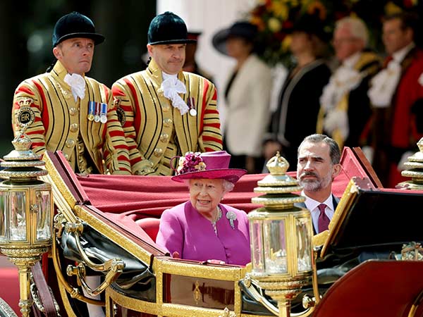 மேக்கப்பில் கவனம் மேக்கப்பில் கவனம்