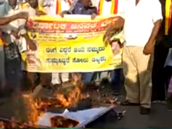 Rajini effigy burnt in Karnataka Rajini effigy burnt in Karnataka
