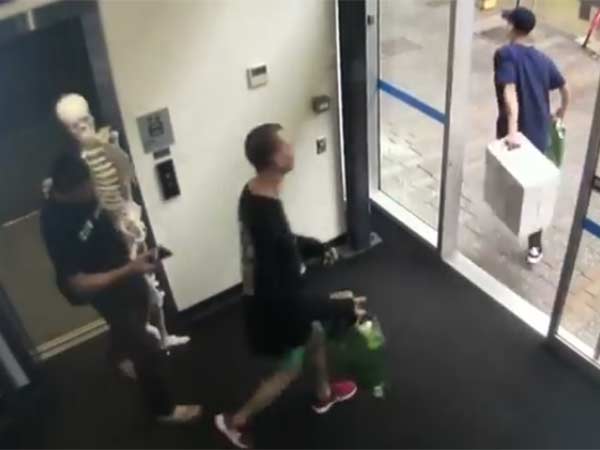  வீடியோவில் சிக்கிய திருடர்கள்