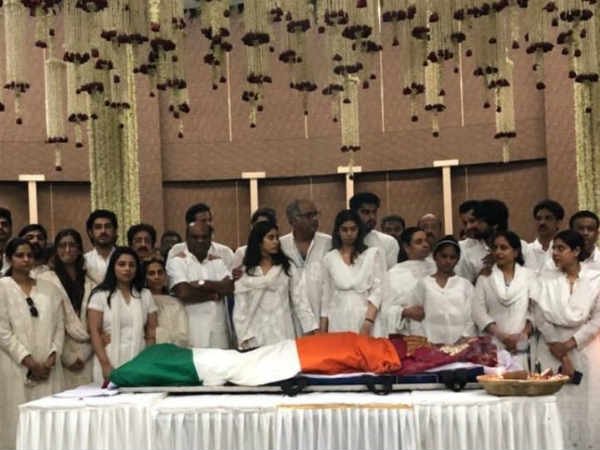 கொடி போர்த்தி அரசு மரியாதை 