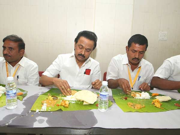 கலக்கத்தில் மாஜிக்கள் 