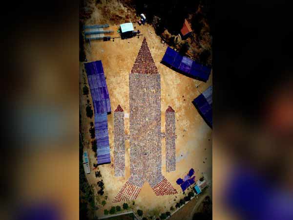 ராக்கெட் வடிவில் அமர்ந்து 