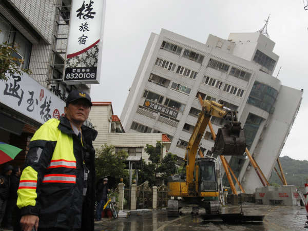 சாலைகளிலும் விரிசல் 