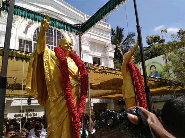 சிலை சரியில்லையே 