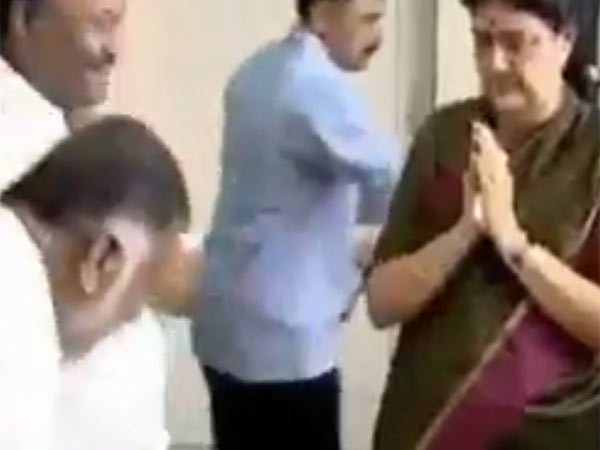 சசிகலா காலில் விழுந்தவர் சசிகலா காலில் விழுந்தவர்