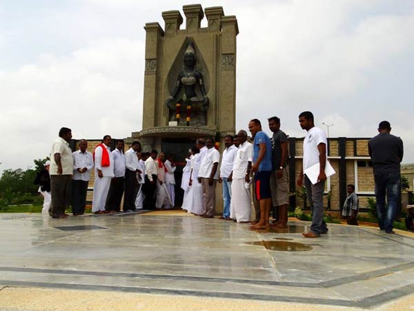 விளார் கிராமத்து நிலத்தை வழங்கியவர் விளார் கிராமத்து நிலத்தை வழங்கியவர்