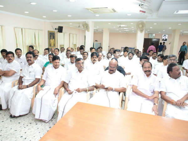 4 மணிநேரமாகியும் முடிவு எடுக்கலையே.. 