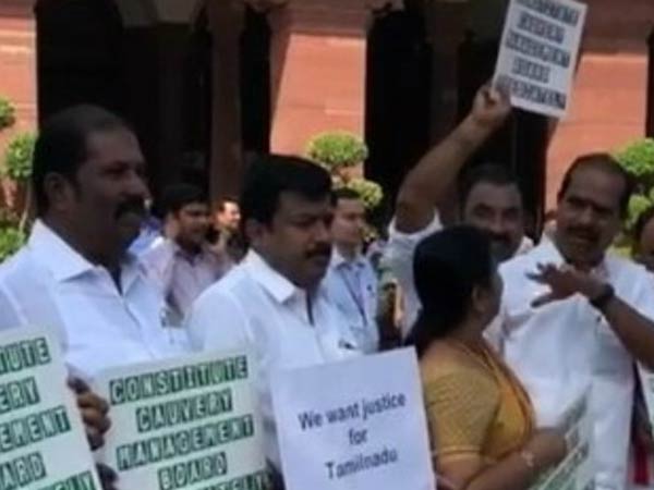 காந்தி சிலை முன்பு ஆர்ப்பாட்டம் 