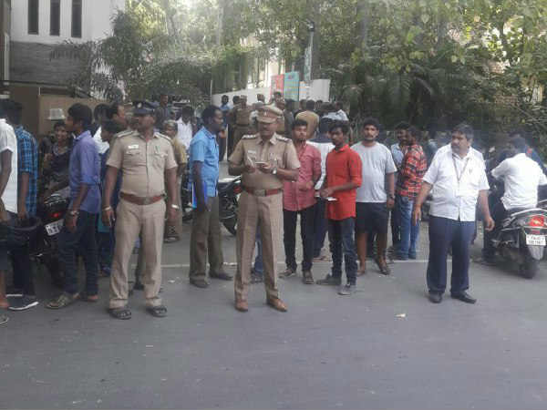 சாலையில் வழிந்துள்ள ரத்தம் 