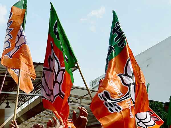 புறவாசல் வழியாக நுழைய முயற்சி 