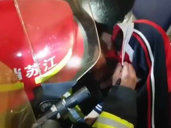chinese boy gets eyelid stuck in jacket zipper chinese boy gets eyelid stuck in jacket zipper