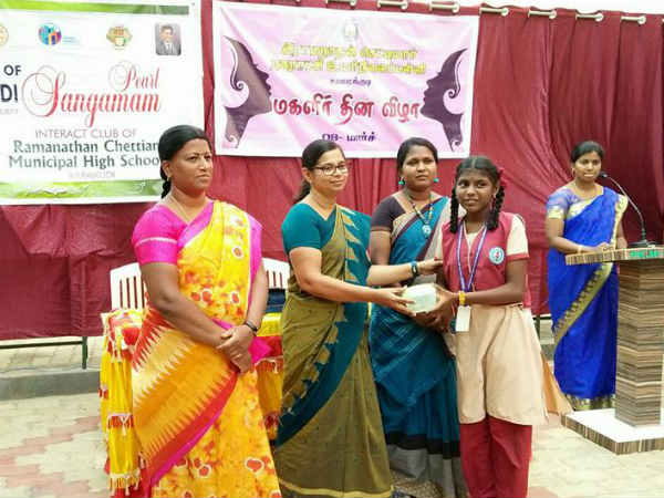 மாணவிகளுக்கு பரிசு