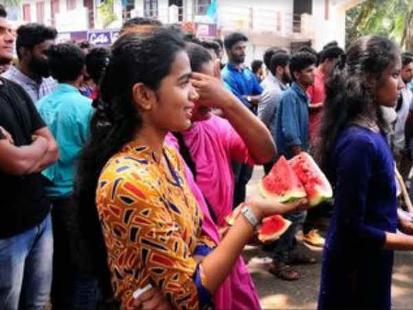 மாணவியின் புகைப்படத்தால் பரபரப்பு மாணவியின் புகைப்படத்தால் பரபரப்பு