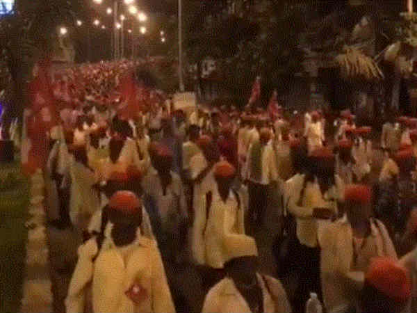 ஏன் பகலில் இல்லை 