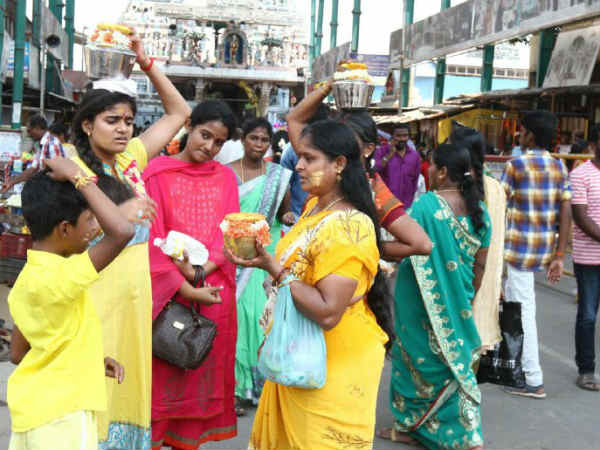 பால்குடம் எடுத்த பக்தர்கள். 