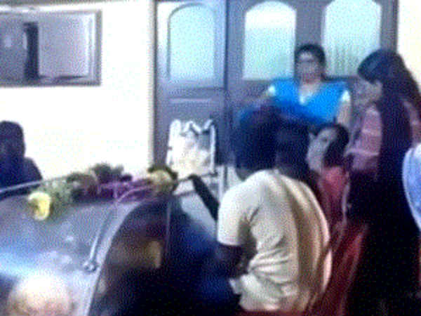 சந்தோசமாக கிளம்பிய புனிதா 