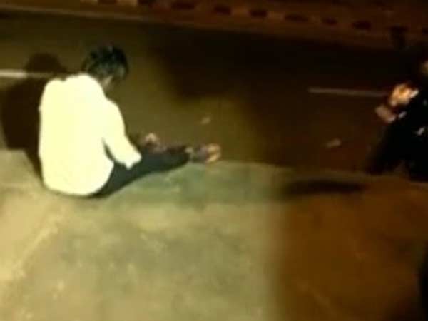 சட்டையை பிடித்து கேள்வி கேட்ட காவலர் 