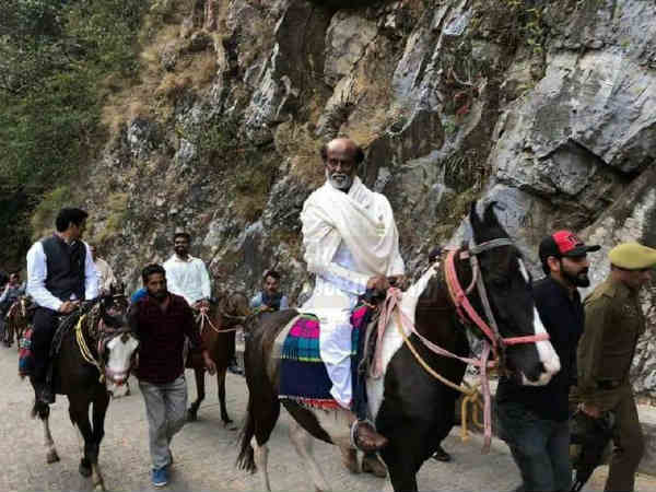 குதிரை சவாரி செய்யும் ரஜினி 