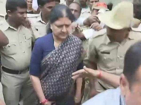 சசிகலா கண்ணீர் 