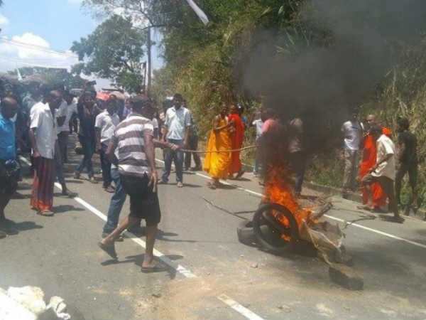 வன்முறை களத்தில் பிக்குகள் 