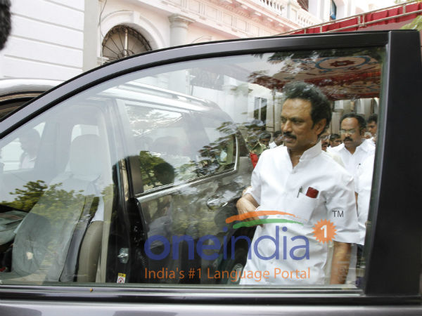 கூண்டோடு வெளியேற்றம் 