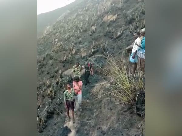 சிக்கிக்கொண்ட மாணவிகள் 