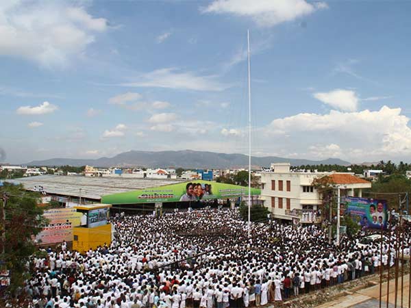 மாஸ் காட்டிய தினகரன் 