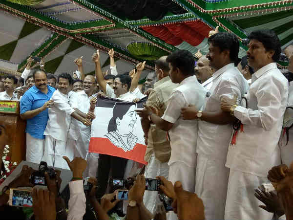 கட்சிக்கொடியில் ஜெயலலிதா 